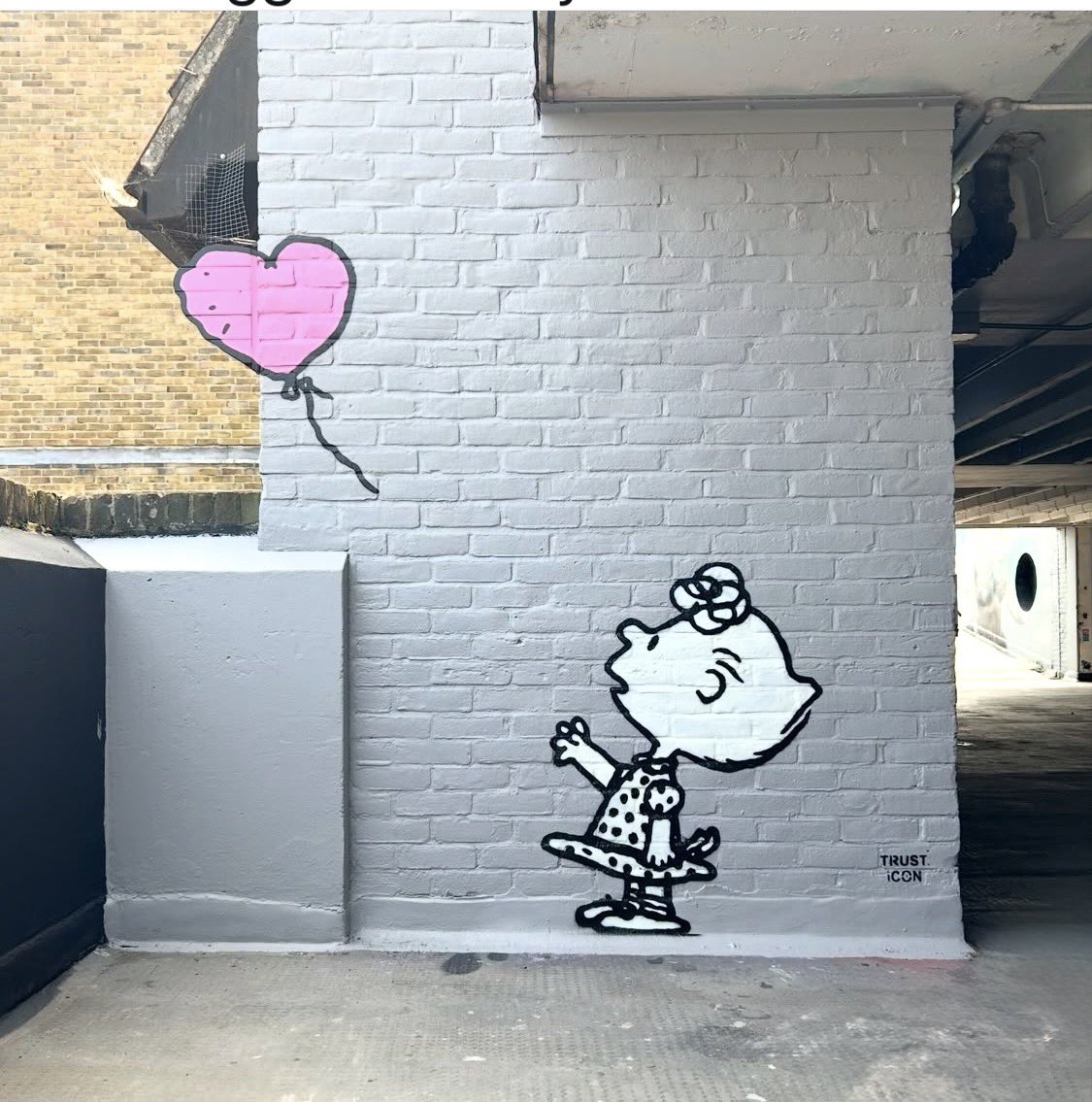 lovestreetart22's tweet image. “Lucy and the Pink Balloon” by  Trust-icon. A homage to Banksy and Peanuts - painted in South East London.
#StreetArt #Trusticon #Banksy #Peanuts #London