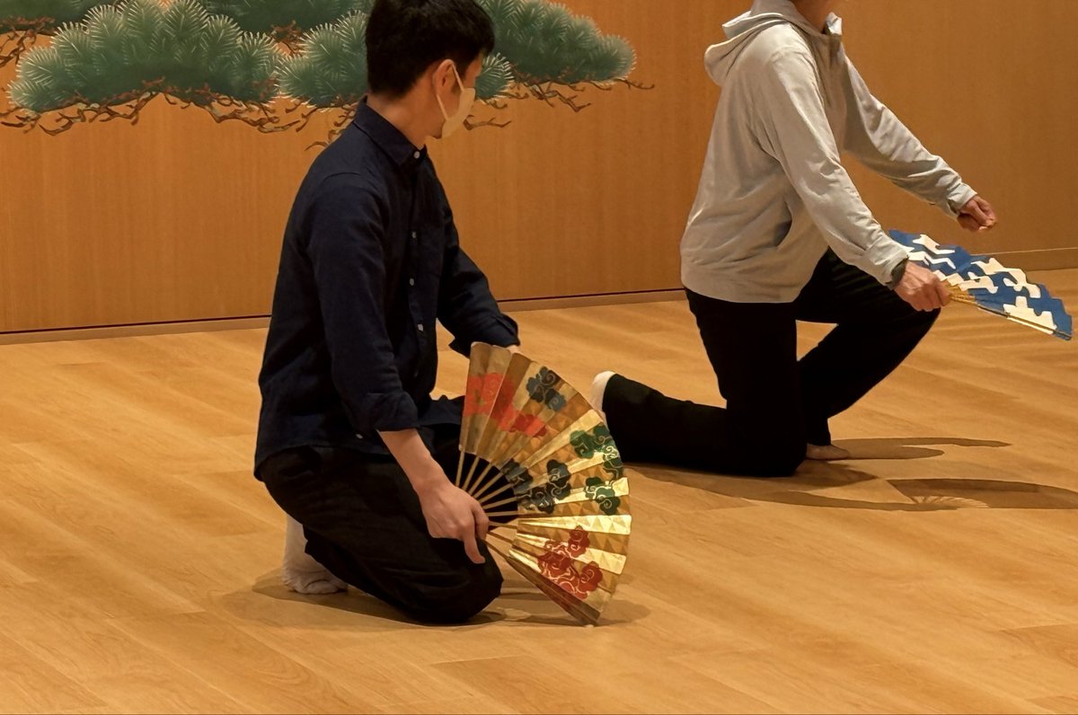 【宝生春日ソトtoウチ】本日は宝生流同門「藤雅会・秋月会」の稽古がおこなわれました。

Today, the Hosho-noh school's "Fujimiyabi-kai, Shugetsu-kai" is being practised.

#宝生会春日教室 #藤井秋雅 #藤雅会 #秋月会 #文京ガーデン