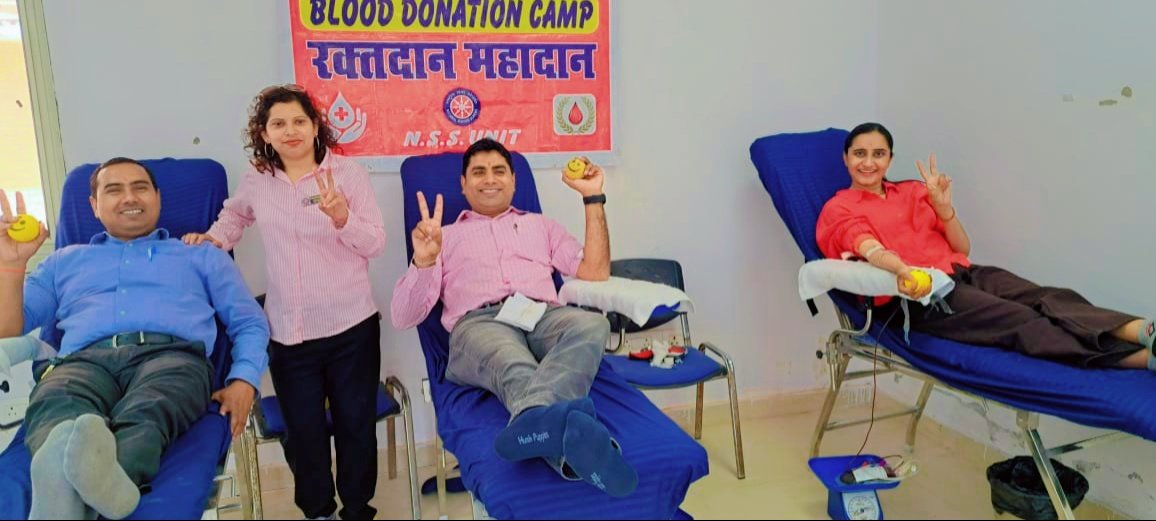 NSSGhondaNo2's tweet image. CM श्री स्कूल हिरन कूदना की राष्ट्रीय सेवा योजना इकाई के द्वारा आयोजित रक्तदान शिविर में रक्तदान करते विद्यालय के राष्ट्रीय सेवा योजना कार्यक्रम अधिकारी विवेक कुमार द्विवेदी @nssrddelhi @DSTF_2020 @PEBranchGNCTD @_NSSIndia @YASMinistry @MYBharatHQ @DMNorthEast1 @CMODelhi
