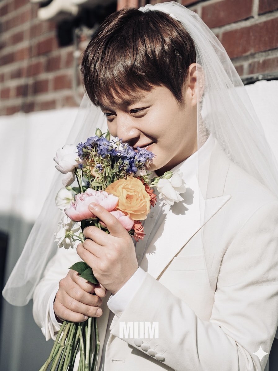 윤 tweet media