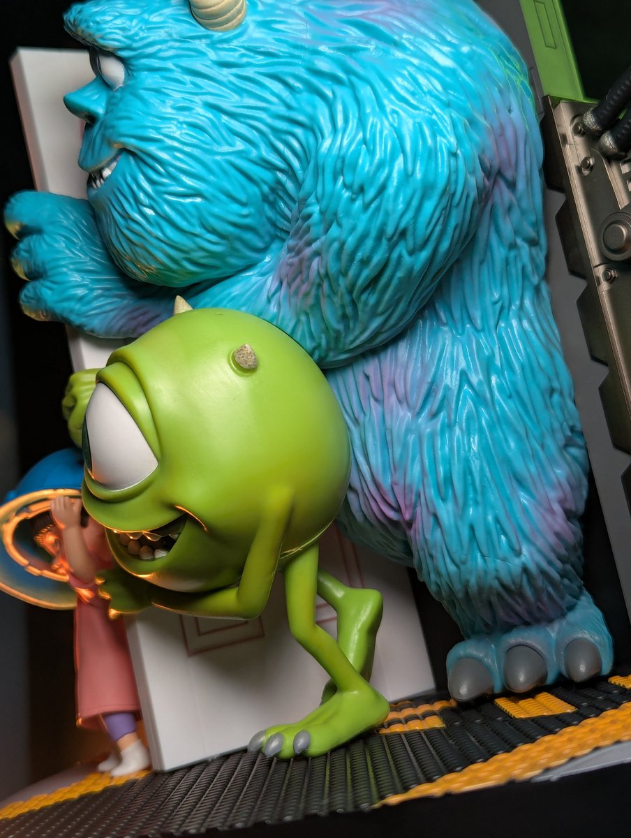 Happyくじラスト賞モンスターズ・インク ポスターフィギュアの写真撮り
