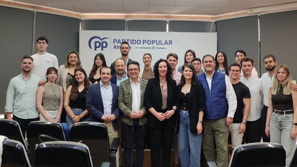 PP_Almeria's tweet image. 💪🏼Hoy hemos analizado el impulso que estamos llevando en la #Universidad de #Almería. 

📚En el encuentro hemos puesto sobre la mesa una realidad: más inversión, más oportunidades y más futuro para nuestros jóvenes con @JuanMa_Moreno.

#JuanmaPresidente
