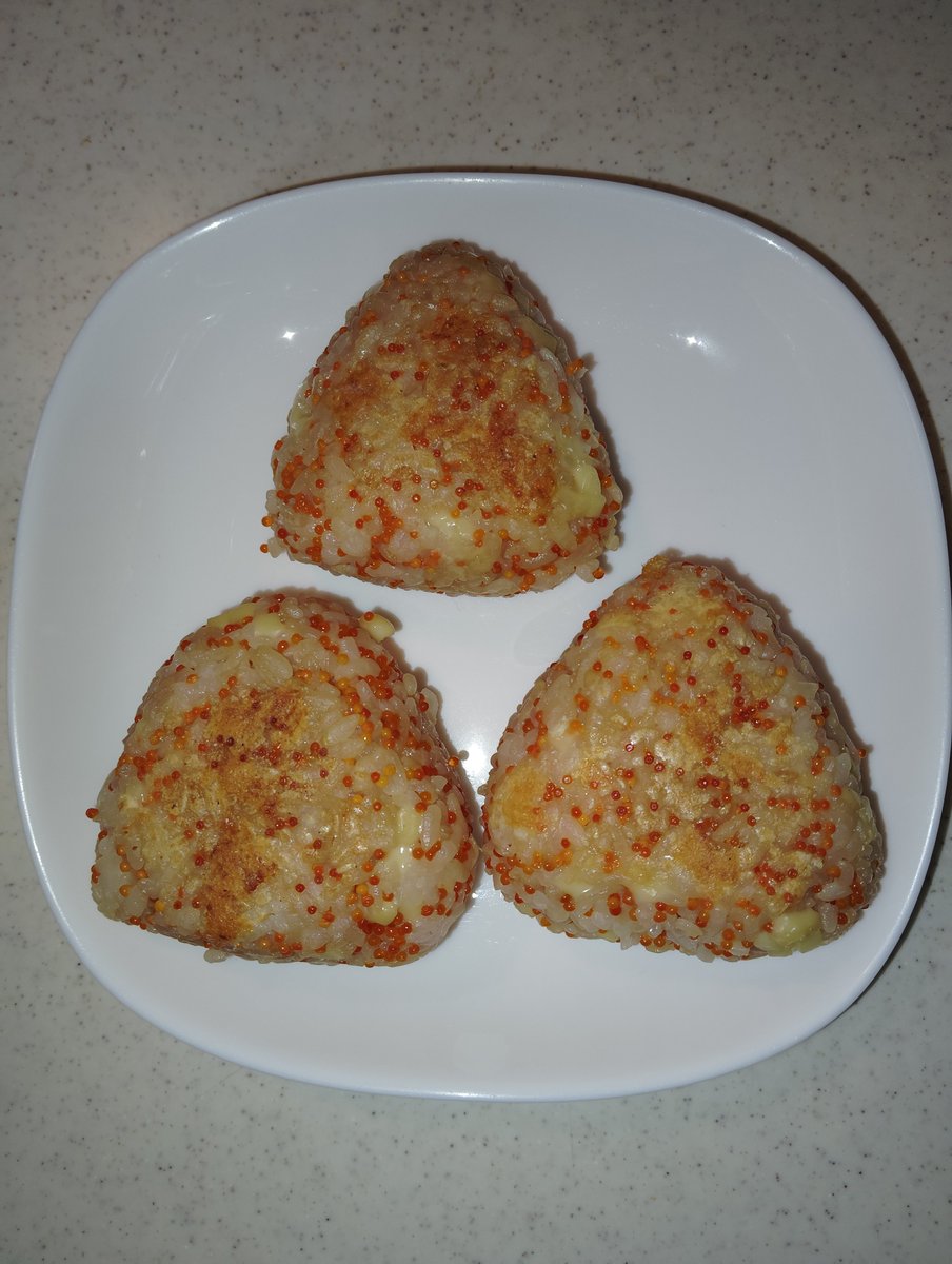 emotoremi's tweet photo. 昨日のとびっことチーズの余りで
とびっことチーズのおにぎりを作りました🍙
焼き色がついたところがカリカリで美味しかった〜

#とびっこ
#とびこ
#おにぎり
#おむすび https://t.co/5DWdVKmqqw