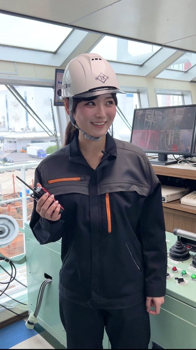 yasaiminami's tweet photo. グラブ浚渫船兼起重機船｢拓海｣の

1日船長をさせて頂きました！

海の底の土をすくい上げる「浚渫」と、重たいものをクレーンで持ち上げる作業、両方ができる船。

港や航路を整えながら、海を切り拓く頼れる作業船だよ🚢 https://t.co/JZzpwz4HL6