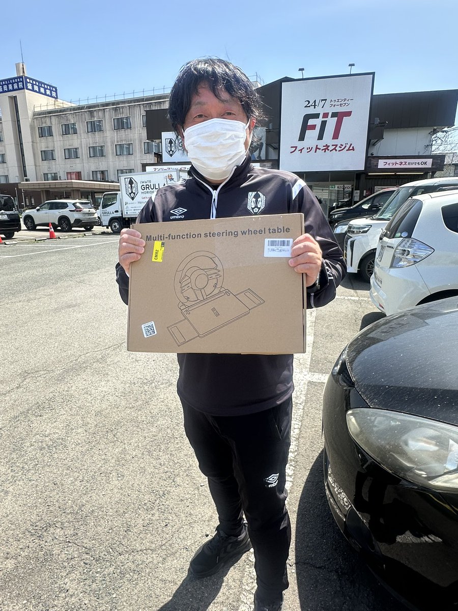 tamuree_211's tweet photo. 本日は思わぬ嬉しい出来事が…！
ジュニアユース内田監督からプレゼントをいただきました😊

以前、内田監督のXに載っていた車で使える作業テーブルを見て「いいなぁ」と話していたのを覚えていてくださり、まさかのプレゼント…！

とても嬉しかったです。
ありがとうございます！ https://t.co/fF5u1r2Oov