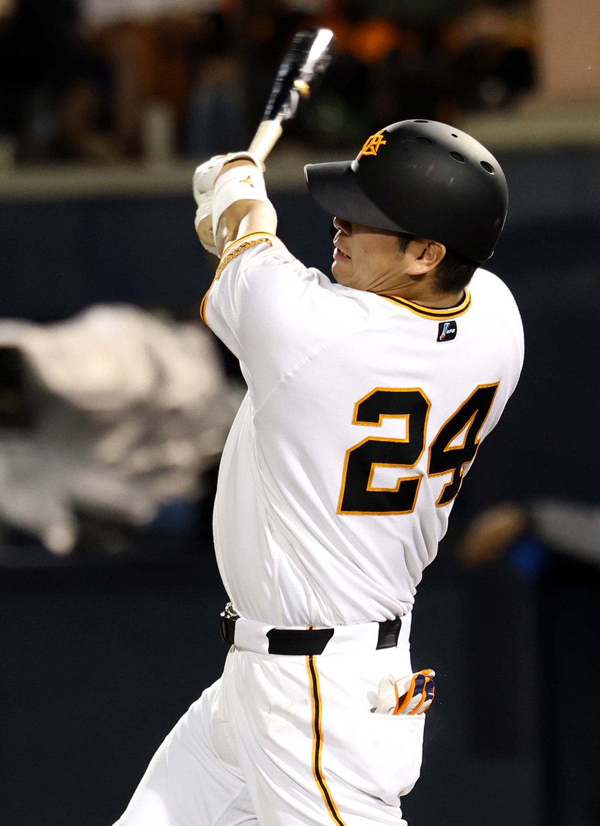 TokyoGiants's tweet photo. 【五回裏】巨人 4-1 中日

先頭の #大城卓三 選手がライトへのヒットで出塁👍 https://t.co/9eipmtLdE4