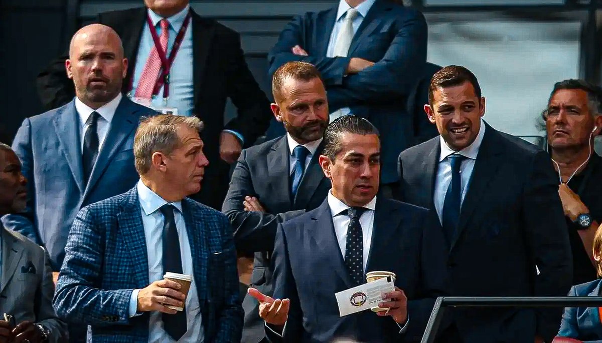 Chels_HQ's tweet photo. "That Alejandro Garnacho is at the club is a reflection of how badly it is being run, and the underlying blame for the chaos rests with the ownership and their executives." #BlueCoOUT 

(@andydunnmirror via @MirrorFootball) https://t.co/F23tVelhRj