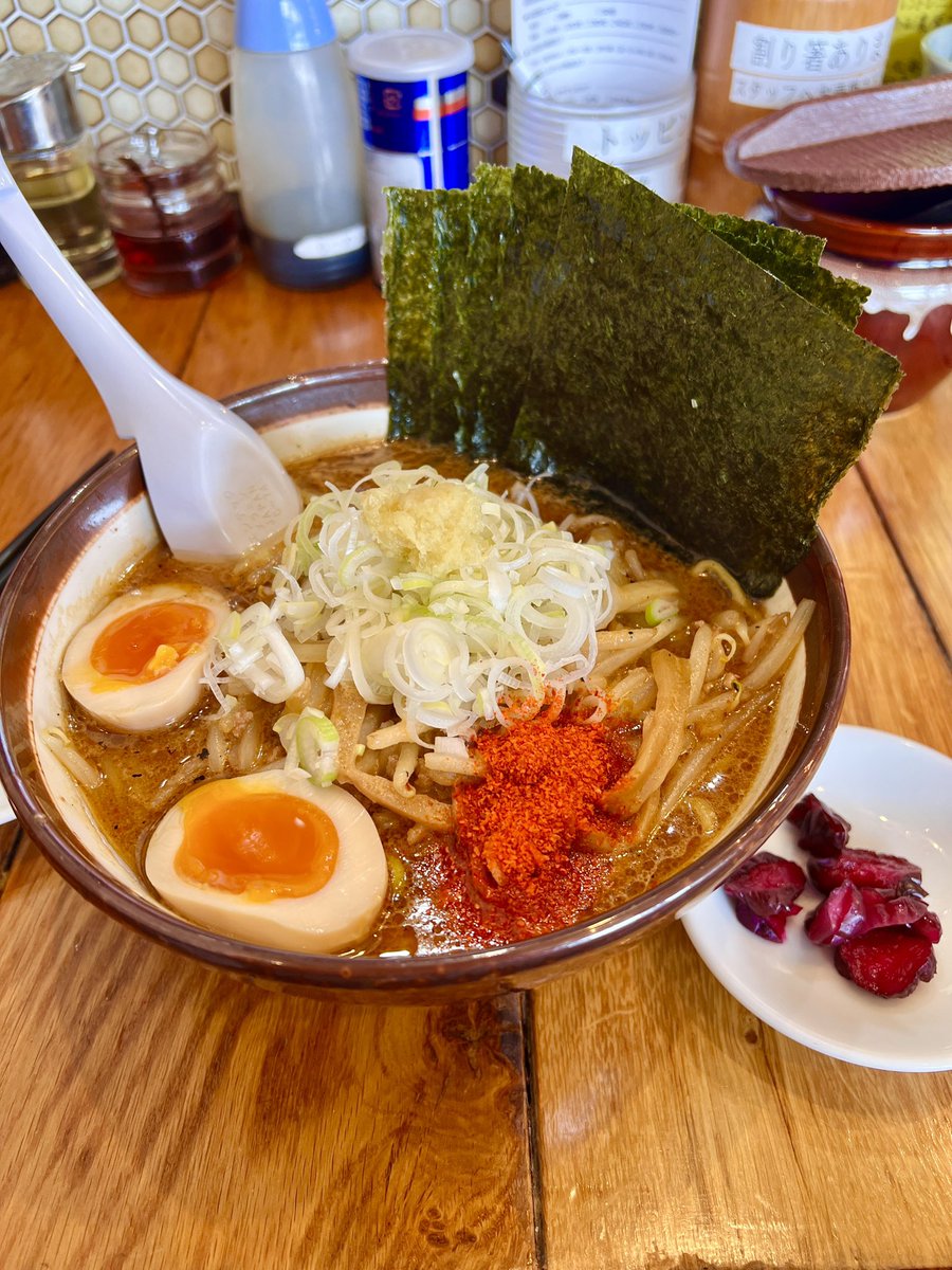 SDN_ROM's tweet photo. 久々に実家に
何度食べても毎回感動する旨さのらーめんを出してくるのずる過ぎる(´･_･`)ノ卍www 
こちらさどにんぐカスタムです
豆板醤ではこのらーめんをこ〇してしまうので一味のフタとって5g〜10gが最適解

途中で柴漬けと水でリセットすると…!!

帰宅後ハイボールのチェイサーで杏酒しました https://t.co/cIZq3jI3x8