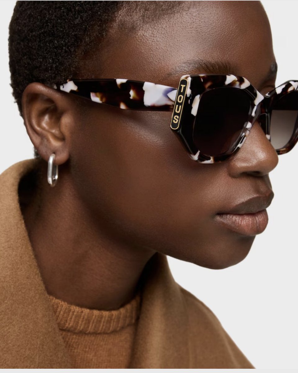 ConGafasDeSol's tweet image. Tres gafas. Tres estilos. 🔥

Las de Tous destacan por su diseño, pero este modelo en carey es el que se lleva todas las miradas: elegante, diferente y con mucha personalidad. 🖤🕶️

#tous #elegante #gafasdesol #style