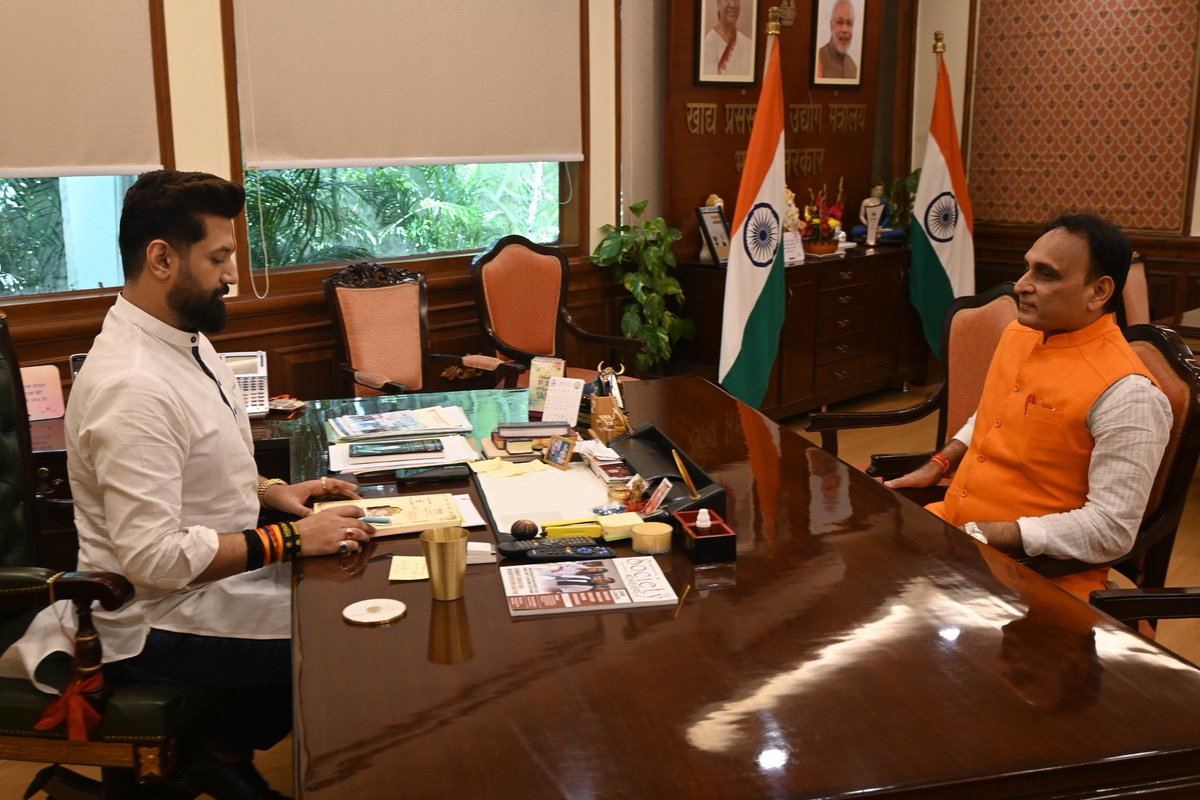 LJP4India's tweet photo. आज नई दिल्ली के पंचशील भवन में पूर्व राज्यसभा सांसद श्री राकेश सिन्हा जी ने राष्ट्रीय अध्यक्ष सह केंद्रीय मंत्री आदरणीय श्री @iChiragPaswan जी से मुलाकात की। https://t.co/J4e1MFLmMI