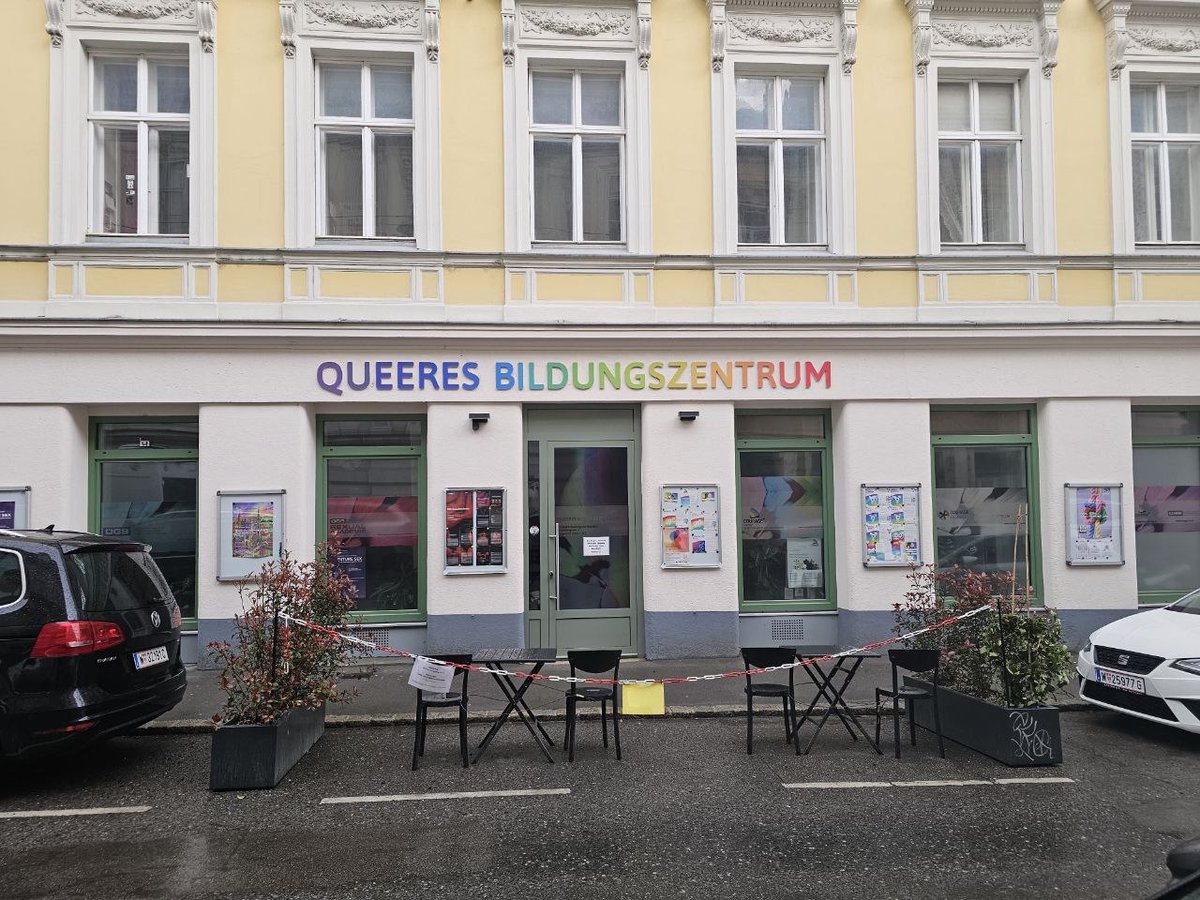 Білий лев tweet media