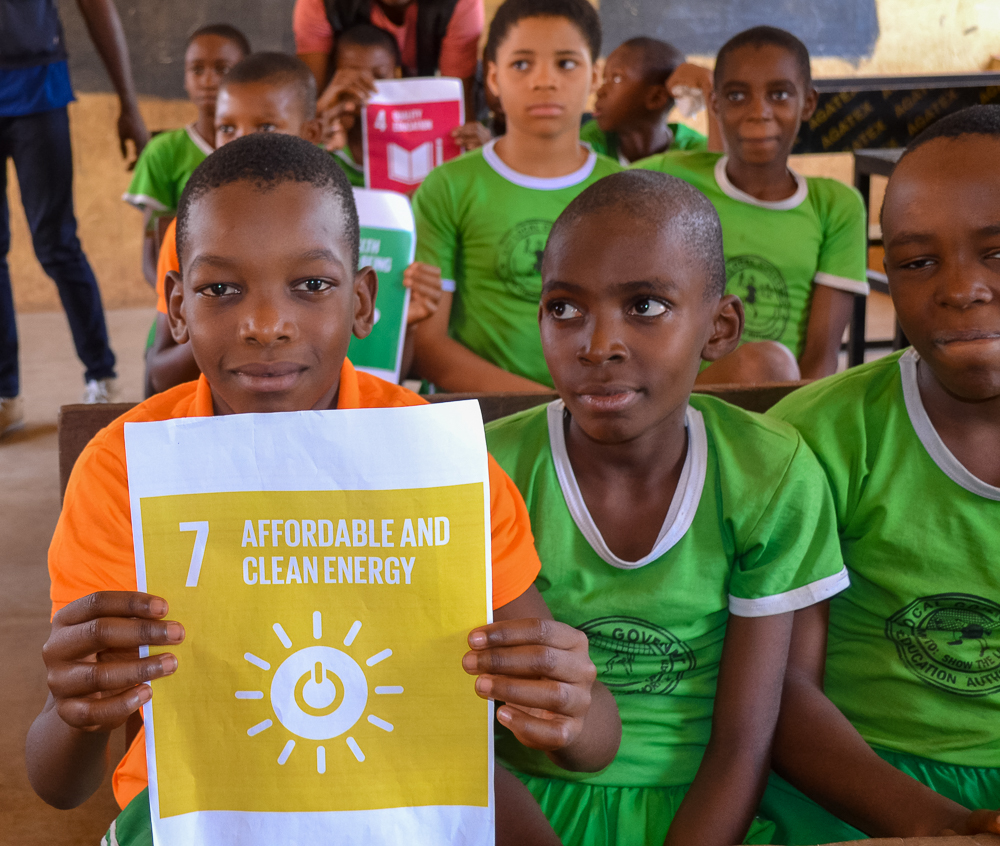 commonwealthsec's tweet photo. 🌍 This #EarthDay, meet Stanley Anigbogu, Nigerian innovator and 2025 Commonwealth Young Person of the Year.

💡 His company LightEd turns plastic waste into solar charging stations, bringing clean energy to 10,000+ refugees in Africa.

🔗 Read his story: https://t.co/A5l5j8sYFq https://t.co/D91UWluRPO