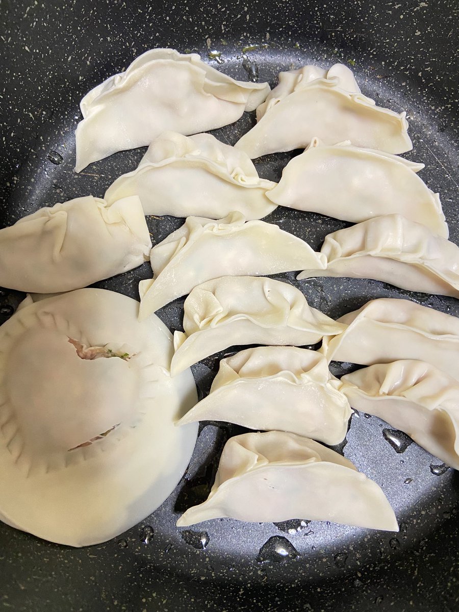 YJonlyyoojun's tweet photo. Now〜♪
おうちごはん🍚🥢
手作り餃子🥟作る途中〜
なのに以前買った🩵の可愛くなる
時短器具が
何これ？状態…………

自分で包んだ方が🥟早かった爆 https://t.co/ZPXC3Cadwb