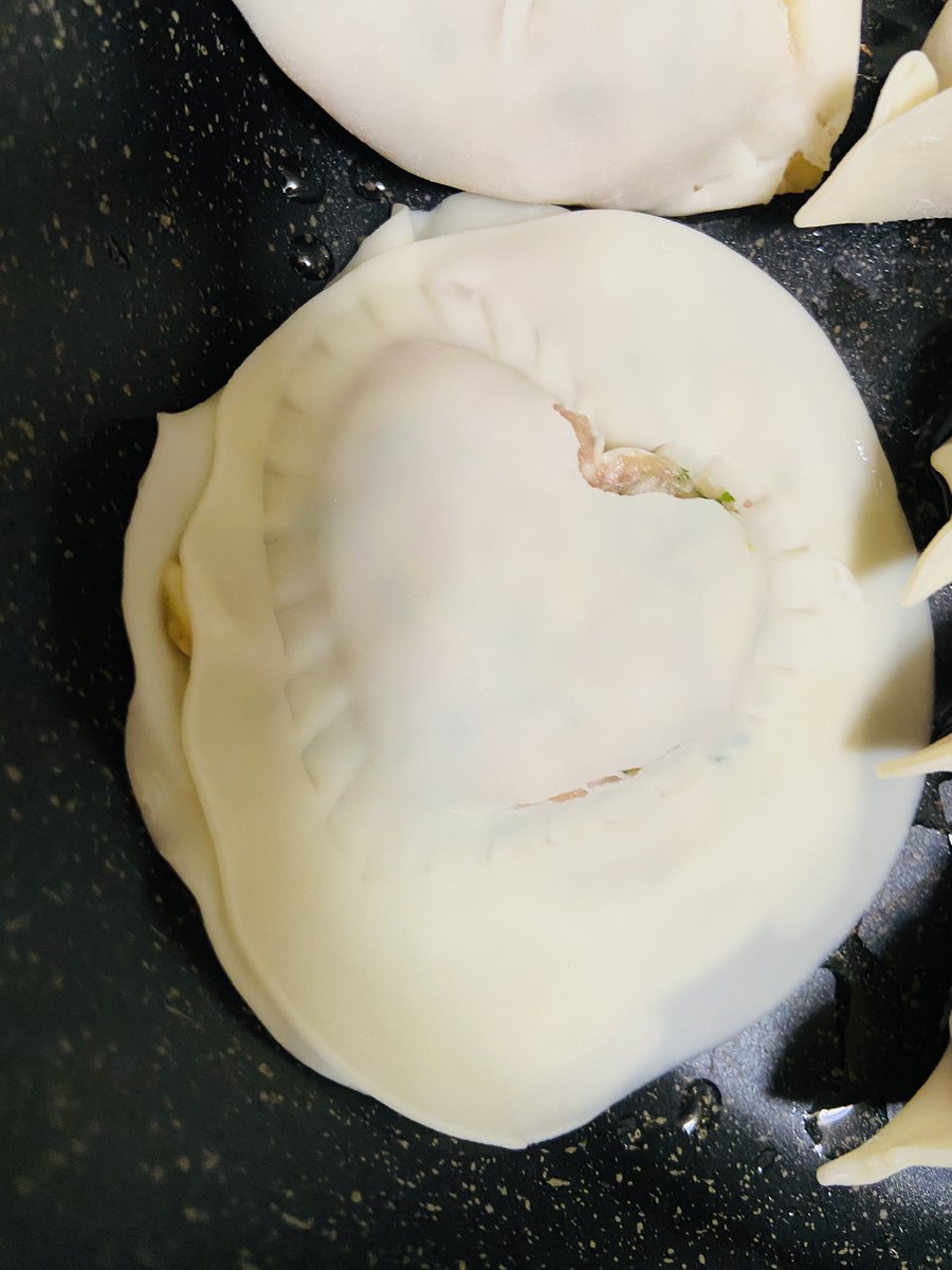 YJonlyyoojun's tweet photo. Now〜♪
おうちごはん🍚🥢
手作り餃子🥟作る途中〜
なのに以前買った🩵の可愛くなる
時短器具が
何これ？状態…………

自分で包んだ方が🥟早かった爆 https://t.co/ZPXC3Cadwb