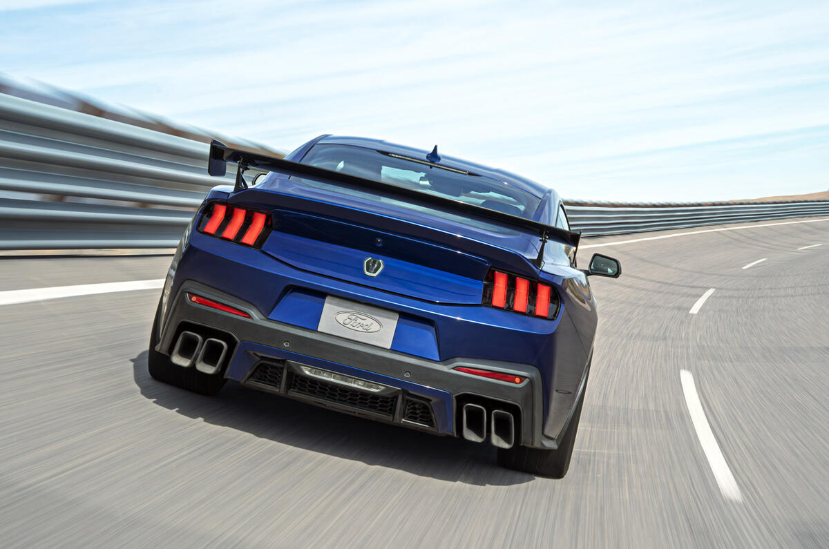NEWCARinjapan's tweet photo. フォード マスタング ダークホースSCが受注開始

1727万円〜
5.2L V8スーパーチャージャー(795hp/895Nm)
7DCT
オリジナル内外装
スプリング最適化
新スタビライザー
フロントコントロールアーム改良
マグネシウム製ストラットブレース
鍛造サスペンションリンク
ステアリングラック変更
Bremboブレーキ https://t.co/7r72JdqOpy