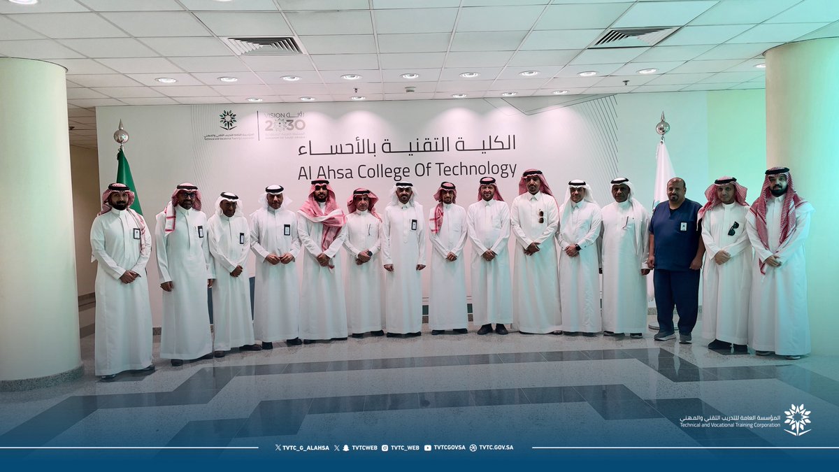 tvtc_g_alahsa's tweet photo. تغطية 📸|

💠 في إطار تعزيز التكامل بين #التدريب_التقني والقطاع الصحي، استقبل سعادة عميد #الكلية_التقنية_بالأحساء م. عبدالله بن إبراهيم الدحيلان، بحضور قيادات الكلية، سعادة مدير فرع وزارة الصحة بمحافظة #الأحساء د. إبراهيم بن محمد الحجي، وعدداً من قيادات فرع الوزارة.

🔹 وجرى خلال اللقاء بحث مجالات التعاون المشترك بما يسهم في دعم تأهيل المتدربين وتنمية مهاراتهم، من خلال برامج ومبادرات نوعية ذات ارتباط بالجانب الصحي، إلى جانب إتاحة فرص التدريب التعاوني في منشآت القطاع الصحي.

🔹 كما اطّلع الوفد على ما تقدمه الكلية من برامج ومبادرات يستفيد منها المتدربون، إلى جانب إمكاناتها الداعمة للتأهيل المهني.

🔹 وشملت الزيارة جولة ميدانية على العيادة الطبية بالكلية، حيث اطّلع الوفد على تجهيزاتها وخدماتها، وما توفره من بيئة تدعم الجوانب الصحية، وتسهم في تعزيز جودة الخدمات المقدمة للمتدربين.