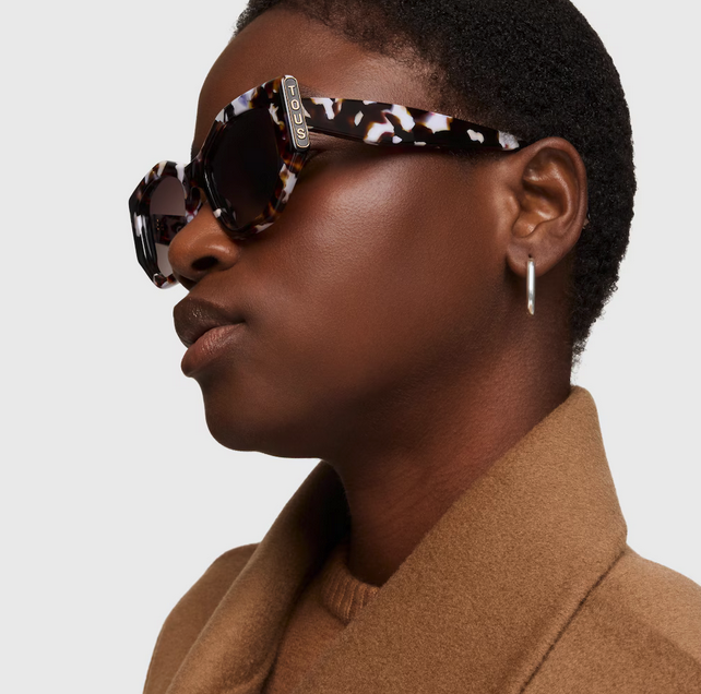 mitsonnenbrille's tweet image. Drei Sonnenbrillen. Drei Styles. 🔥

Tous-Sonnenbrillen sind für ihr Design bekannt, aber dieses Schildpattmodell ist der absolute Hingucker: elegant, einzigartig und voller Persönlichkeit. 🖤🕶️

#tous #elegant #sonnenbrillen #style