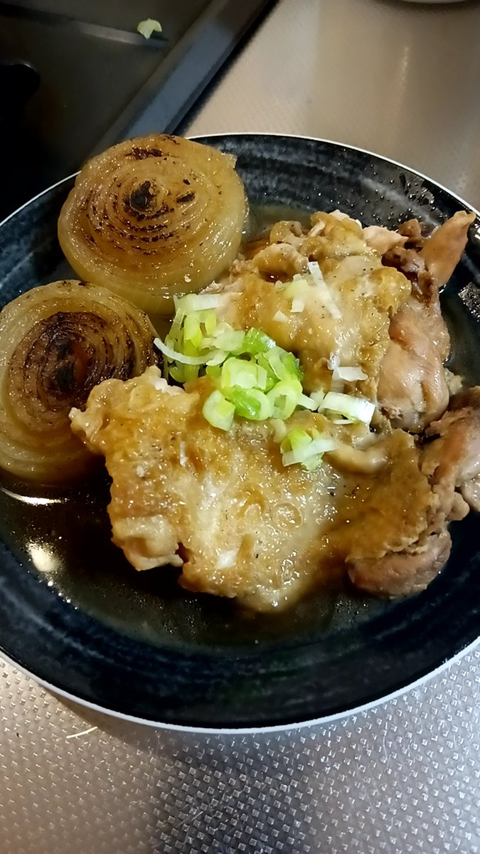 #夕飯と晩酌とティラミス
#運動不足ぐり不足
例のバズレシピで鶏と玉ねぎの塩だけ煮込み作成。
予想より美味かったので、ちょっと衝撃。
とにかく甘味を欲していたので冷凍ティラミス解凍。
お酒はアイリッシュコーヒーで開始。ちょっと飽きた。次鋒プルトニー。

油断すると暴発しそうな今日この頃