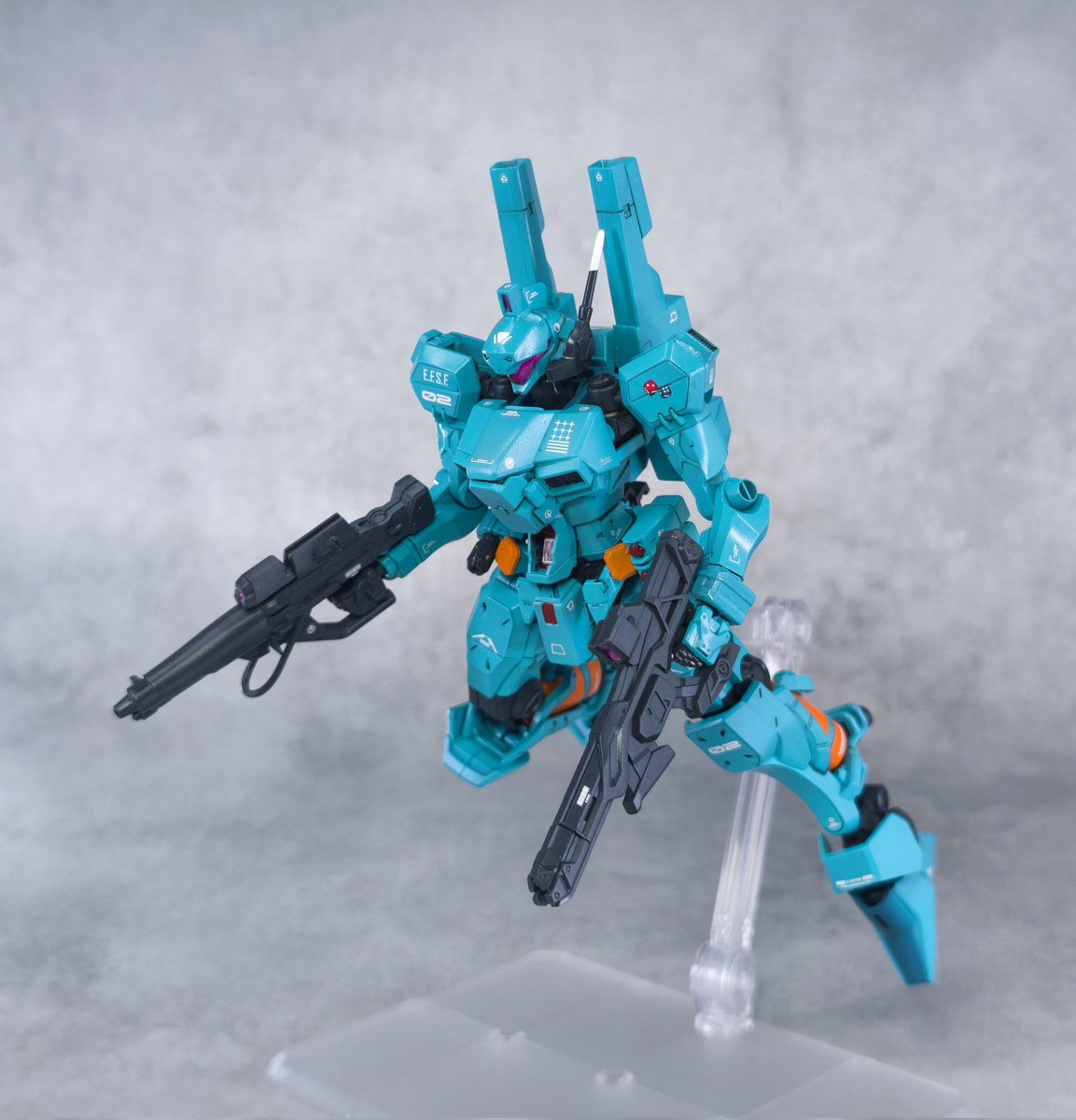 Barnard0079's tweet photo. シールドにはついに実用化された、Iフィールドジェネレーターが搭載されている設定で、裏側に２連装ミサイルランチャーを装備。
腰にはジェガンでお馴染みのビーム・サーベルとグレネードを装備しています。
更にビームライフルも2種類用意してます。
ビームライフルは腰裏にマウント出来ます。 https://t.co/QCP4SdeZmH