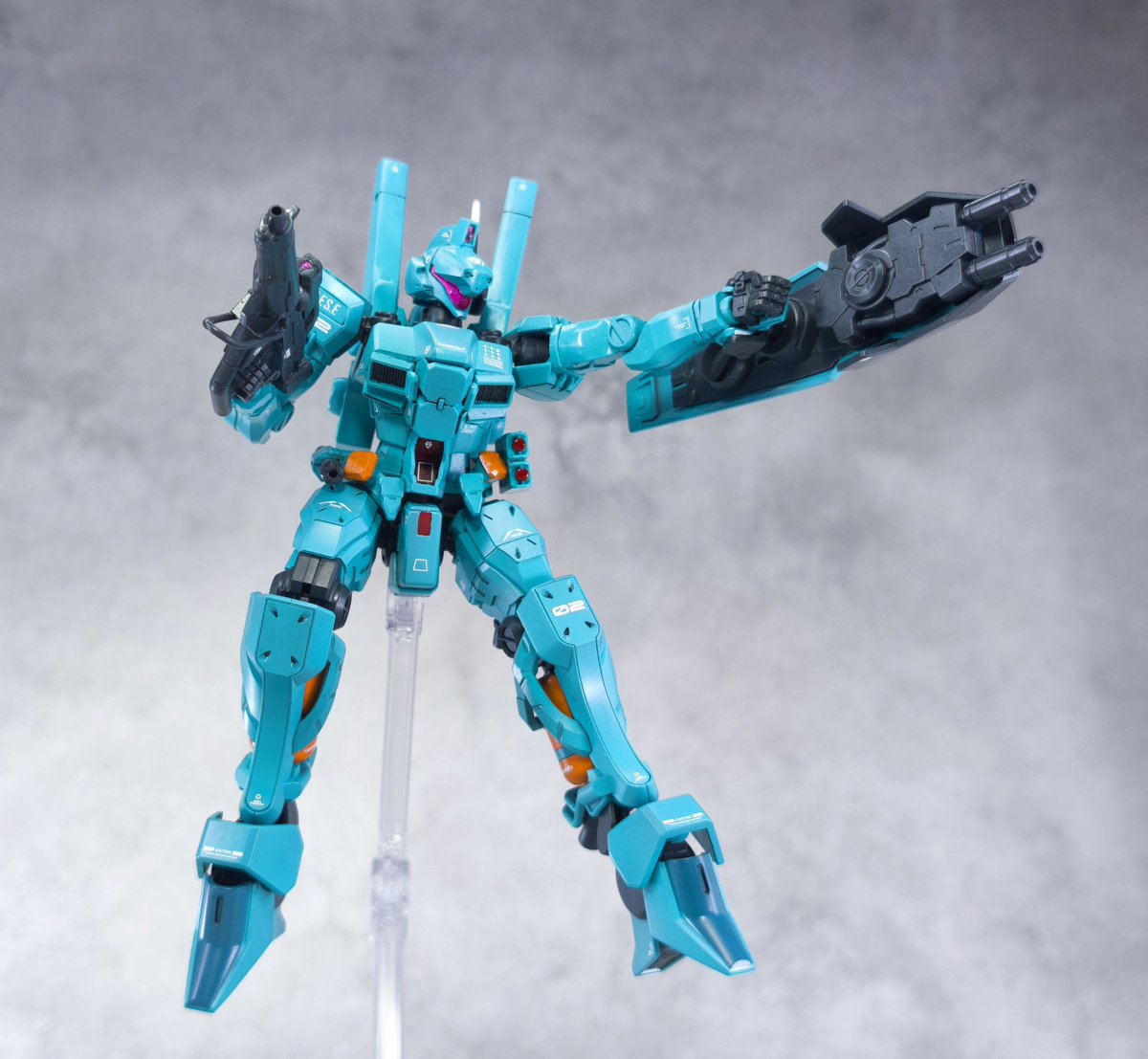 Barnard0079's tweet photo. シールドにはついに実用化された、Iフィールドジェネレーターが搭載されている設定で、裏側に２連装ミサイルランチャーを装備。
腰にはジェガンでお馴染みのビーム・サーベルとグレネードを装備しています。
更にビームライフルも2種類用意してます。
ビームライフルは腰裏にマウント出来ます。 https://t.co/QCP4SdeZmH