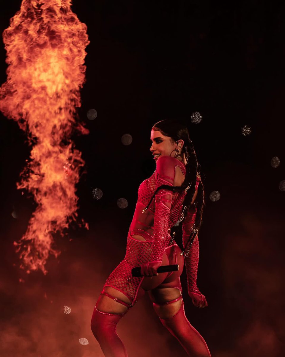 MementoMoriXO's tweet photo. The Weeknd x Anitta 🔥 https://t.co/iFCVU6hWo3