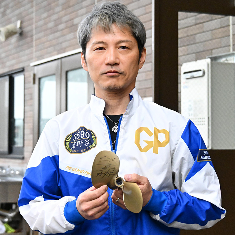tospo_boatrace's tweet photo. 🚤🏆 プレミアムGⅠマスターズチャンピオン 開催記念プレゼント企画 🏆🚤
🎁 濱野谷憲吾選手
サイン入りレプリカプロペラ
抽選で 1名様 にプレゼント✨
明日 4/23 は
👉 5R 3号艇
👉 10R 1号艇 で登場🔥
【応募方法】
① @tospo_boatrace をフォロー
② この投稿をリポスト
＊濱野谷憲吾選手への応援メッセージもリプライでぜひお願いします！
📅 応募締切：4月26日（日）18:00
📩 当選者にはDMでご連絡します
#マスターズチャンピオン
#ボートレース
#プレゼント企画