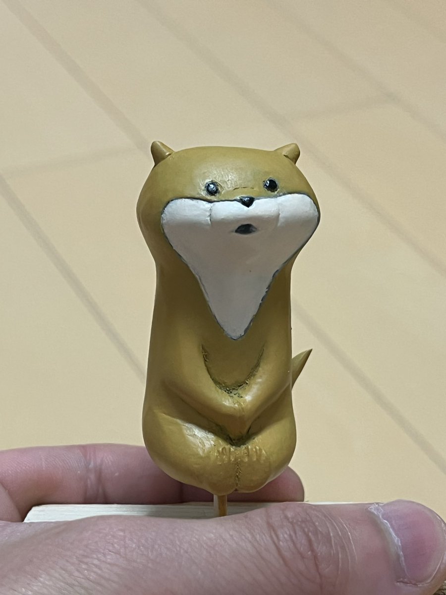 木彫りのカワウソ完成！！
サーフェイサー吹いた後にファレホで筆塗り全塗装しました

#自作フィギュア
#木彫り
#可愛い嘘のカワウソ