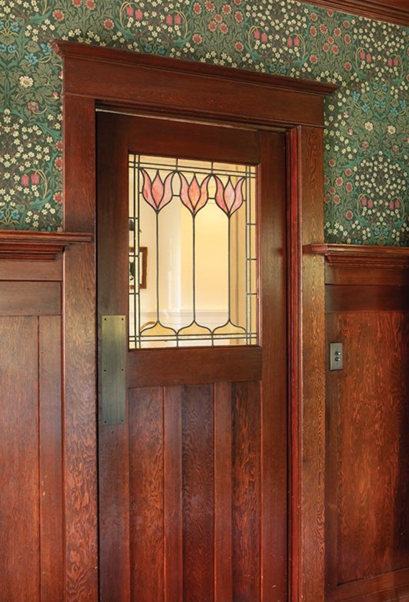 Watchman_motto's tweet image. Quality wood work, quality glass, quality wallpaper. The room through the door is probably a kitchen.