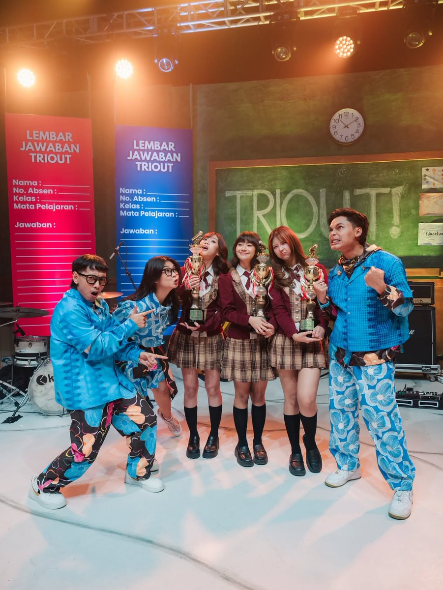 Gokil lulus ujian dapat piala🤩😍 
<a href="/Freya_JKT48/">Freya Jayawardana</a>
<a href="/A_LuluJKT48/">Lulu Salsabila</a>
<a href="/H_EliJKT48/">エリ Helisma Putri</a>
TRIOUT X JKT48
Eli feed Instagram 220426 15:00