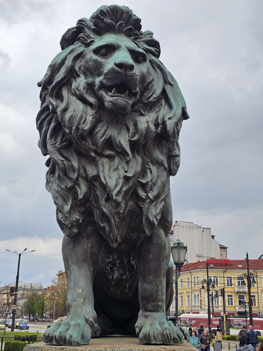 Білий лев tweet media