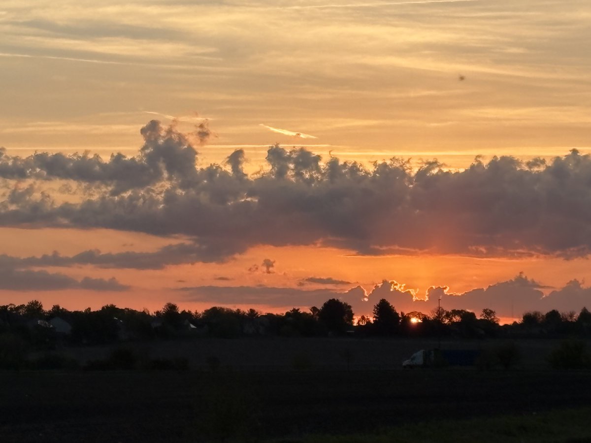 EdIllini's tweet photo. Good morning Sunshine at Sunrise https://t.co/sJ3QjUvUIp