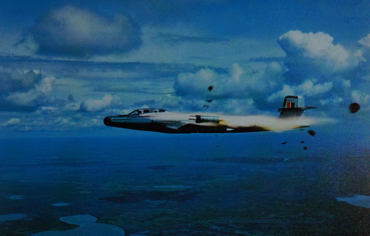 Roberto_yeager's tweet photo. Ah!Los buenos viejos tiempos...#ColdWar #ALBVT
No tenía ni idea que los "pods" de cohetes de la punta del ala del #AVRo #Canada CF-100 #Canuck de la #RCAF, eran expulsados tras su disparo
Impresionante imagen😳#CF100 https://t.co/MAlfB9l5Us