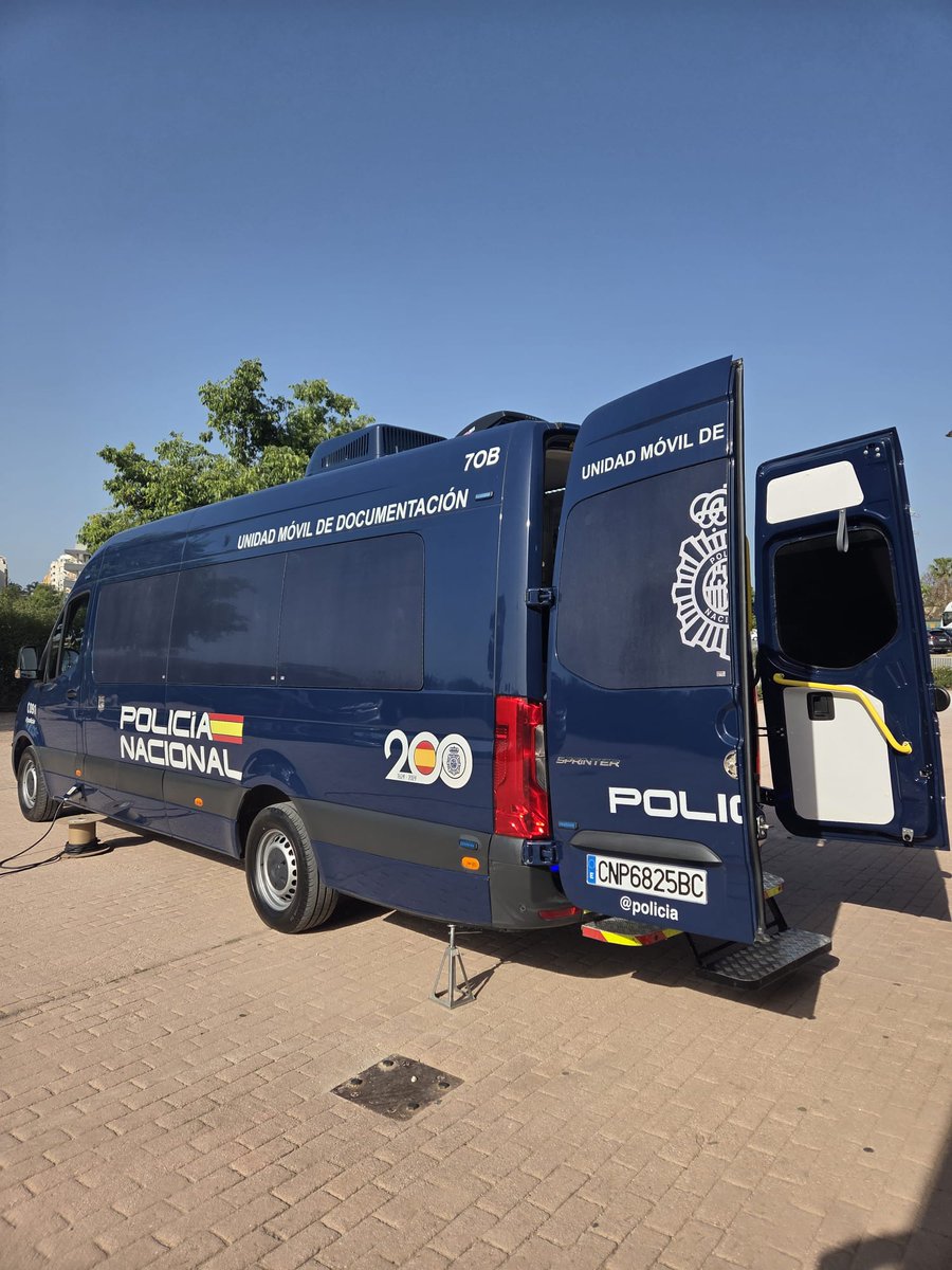 policia's tweet image. 📢Hoy se ha presentado un nuevo VIDOC (Vehículo Integral de #Documentación) en #Mijas (#Málaga)

     🚔Permite la expedición de #DNI y #Pasaporte en pocos minutos y en un solo trámite
     🗓️Estará en Mijas➡️el 9 de mayo

#EstamosPorTi 👮‍♂️👮‍♀️