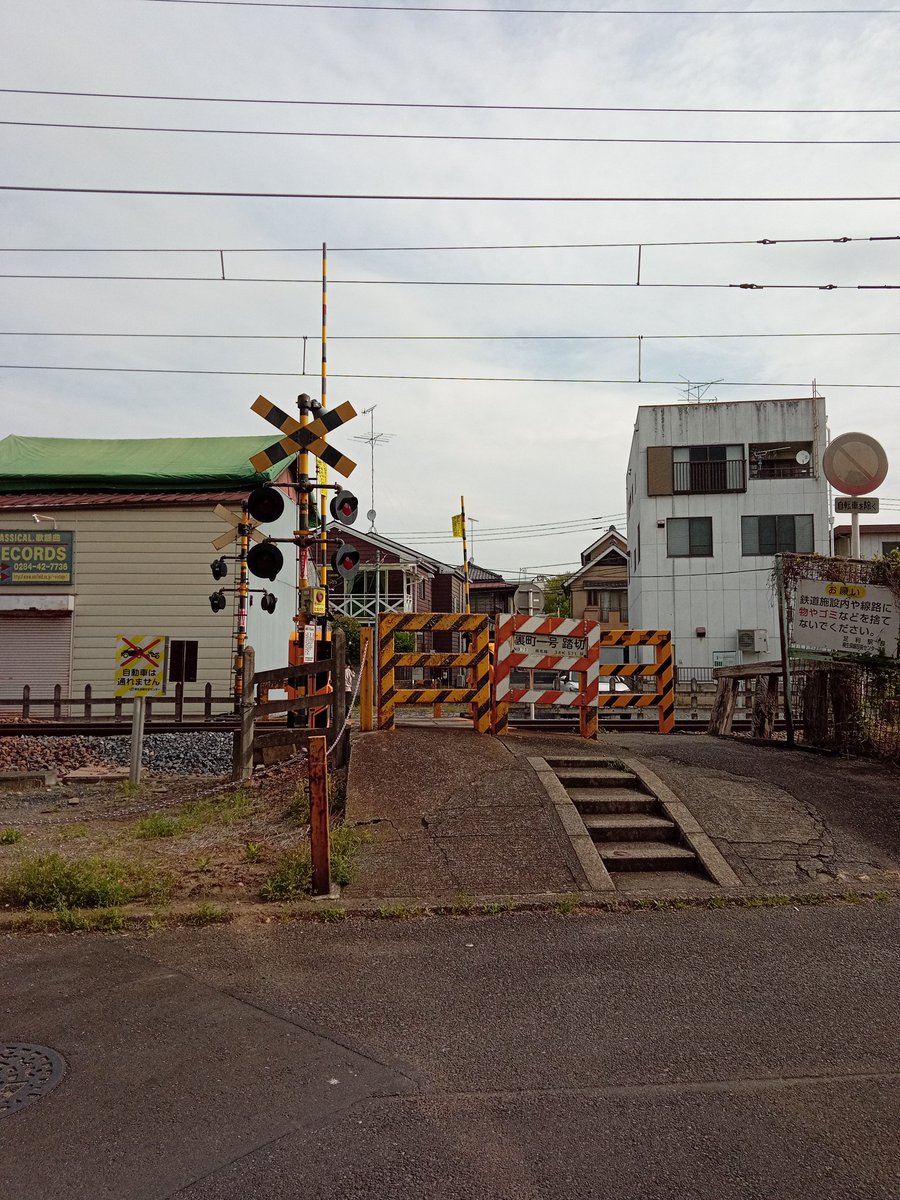 jun_221116's tweet image. 🎵知～らない街を歩いて～みた！
ノスタルジー漂う踏切、その先にはレコード店
引き返してまで読んでしまった店の張り紙
心の中で島田さんガンバレと…関係ないのに😅
これは意地悪ベンチではないのかな？
説明を読んでみてもお尻が痛そうなのは確かだ
もしかしてオブジェ？座っちゃダメなやつ？