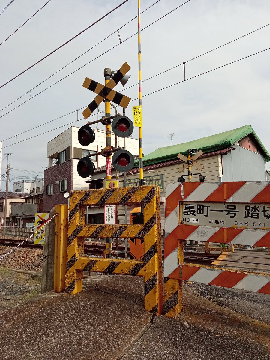 jun_221116's tweet image. 🎵知～らない街を歩いて～みた！
ノスタルジー漂う踏切、その先にはレコード店
引き返してまで読んでしまった店の張り紙
心の中で島田さんガンバレと…関係ないのに😅
これは意地悪ベンチではないのかな？
説明を読んでみてもお尻が痛そうなのは確かだ
もしかしてオブジェ？座っちゃダメなやつ？