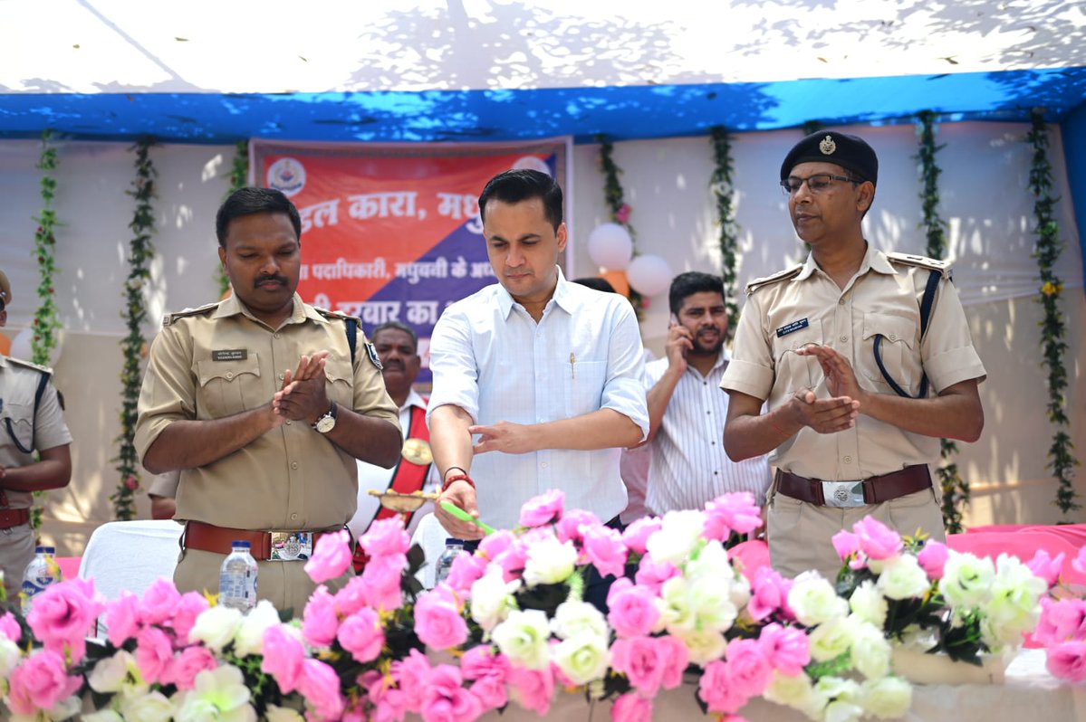 BiharHomeDept's tweet image. संवेदनशील प्रशासन, सकारात्मक पहल
मधुबनी मंडल कारा में आयोजित बंदी दरबार में जिलाधिकारी एवं पुलिस अधीक्षक ने बंदियों से सीधा संवाद कर उनकी समस्याओं को गंभीरता से सुना और त्वरित समाधान का आश्वासन दिया।
#Madhubani #BandiDarbar #PrisonReform #GoodGovernance #SkillDevelopment