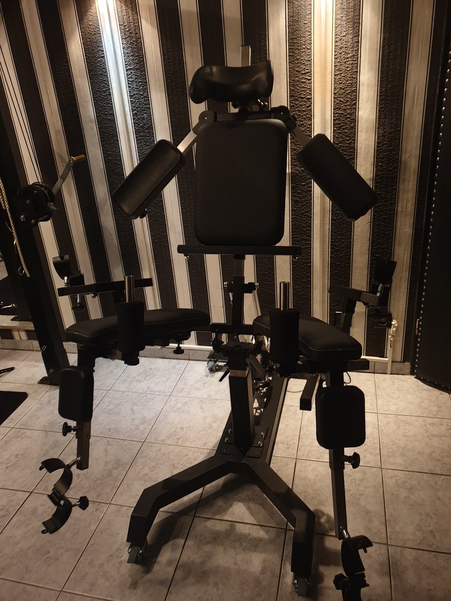 KinkyRevol14530's tweet image. Hier werden gespreizte Beine zur Pflicht! Geniesst unsere Vielfalt an Bdsm Möbeln für eure Auszeit zu zweit! #bdsm #rubber #playagame #playroom #kinky #kink #roleplay #duesseldorf #bizarr #bondage #rentaroom