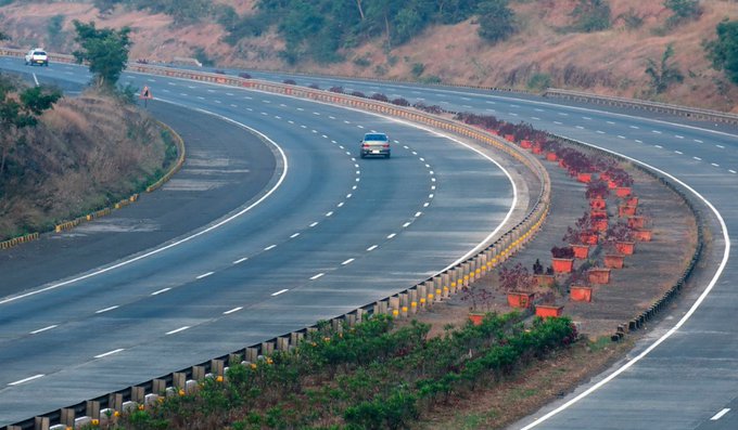 airnews_pune's tweet image. यशवंतराव चव्हाण मुंबई–पुणे द्रुतगती मार्गावर डोंगरगाव–कुसगाव येथील पुलाच्या शटरिंग काढणी व रंगकामामुळे मुंबईकडे जाणारी वाहतूक उद्या तर पुण्याकडे जाणारी वाहतूक परवा दुपारी १२ ते ३ वाजेपर्यंत पूर्णपणे बंद राहणार आहे. 

#TrafficUpdate #MumbaiPuneExpressway
@MORTHIndia