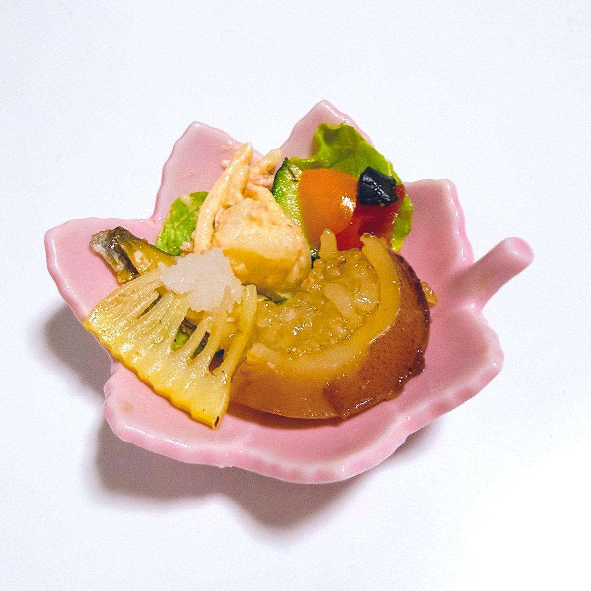 さらだ
きゅうり
いかめし
あかとまと
きいろとまと
くろおりーぶ
かますのしおやき
めんたいぽてとさらだ
めんたいぱすたさらだ
とれたてたけのこいため

“ヤツら”のめし。「くえ！」