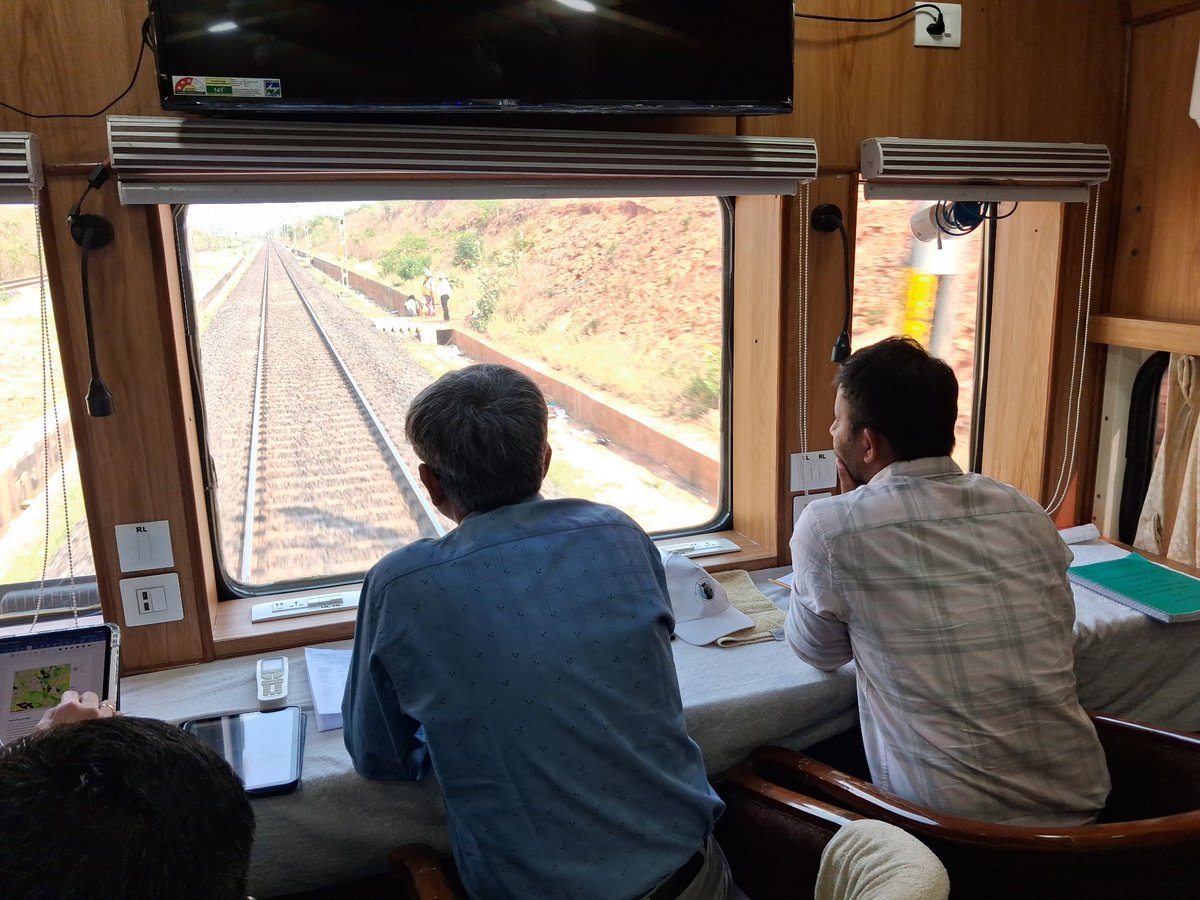drmsecunderabad's tweet image. Dr.R.Gopalakrishnan,  DRM Secunderabad accompanied by Officers carried out #Safety Rear window inspection between Balharshah and Kazipet Sections.