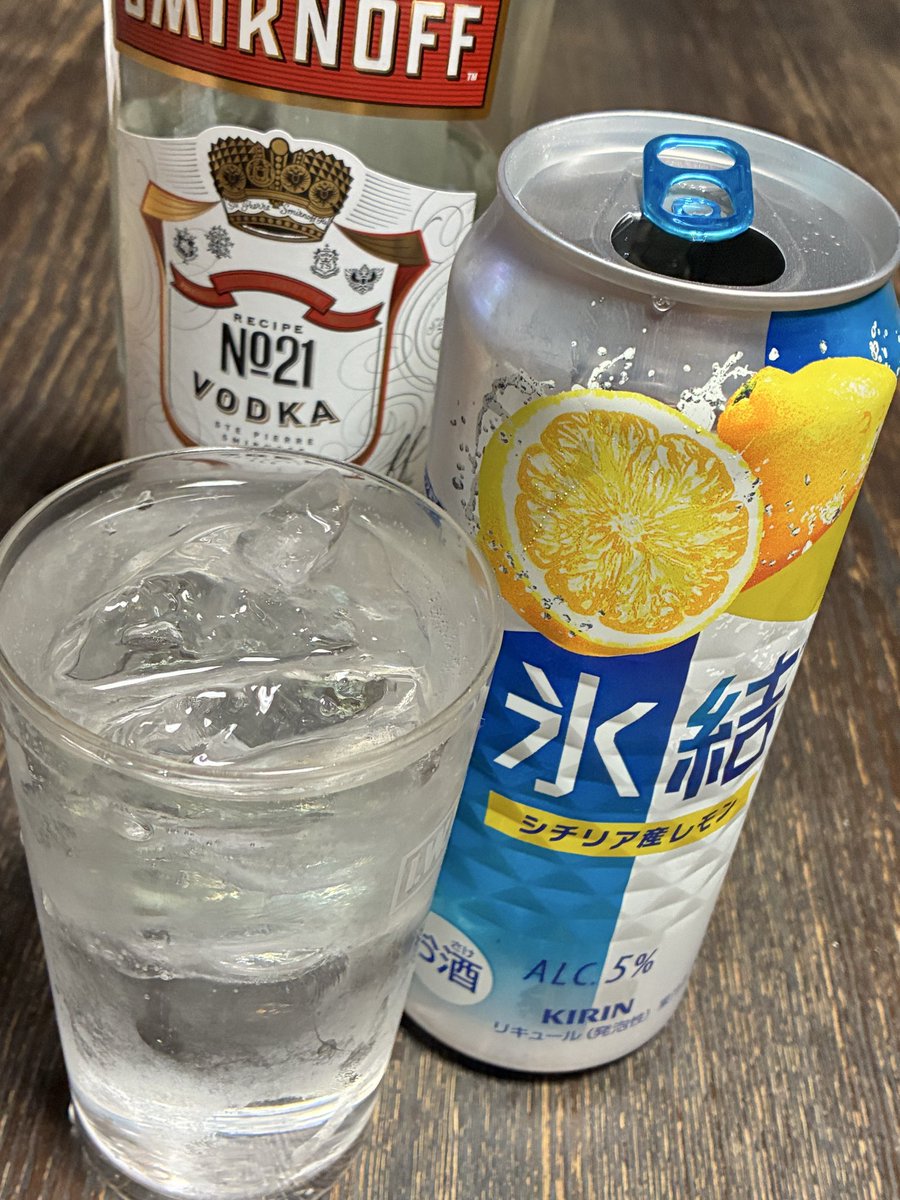 yoshimasa4444's tweet image. お疲れ様です✨

お酒に癒される〜🤣　
そんな平穏な日が嬉しい🎶
今宵も乾杯🍻🌹🌙🍋

#晩酌　#ビール　#スーパードライ
#氷結　#追いウォッカ　#水曜日