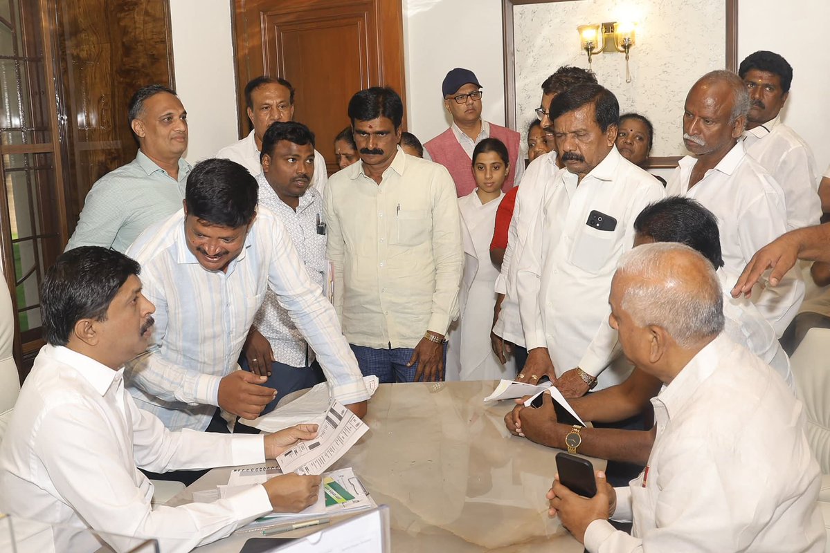 byrathi_suresh's tweet image. ನನ್ನ ಗೃಹ ಕಚೇರಿಯಲ್ಲಿ ವಿವಿಧ ಕಡೆಗಳಿಂದ ಆಗಮಿಸಿದ್ದ ಸಾರ್ವಜನಿಕರ ಸಮಸ್ಯೆಗಳನ್ನು ಆಲಿಸಿ, ಪರಿಹಾರ ಸೂಚಿಸಲಾಯಿತು.

At my residence office, I listened to the grievances of people who had come from various places and provided solutions.

#PublicService #PeopleFirst #Governance #Karnataka #India