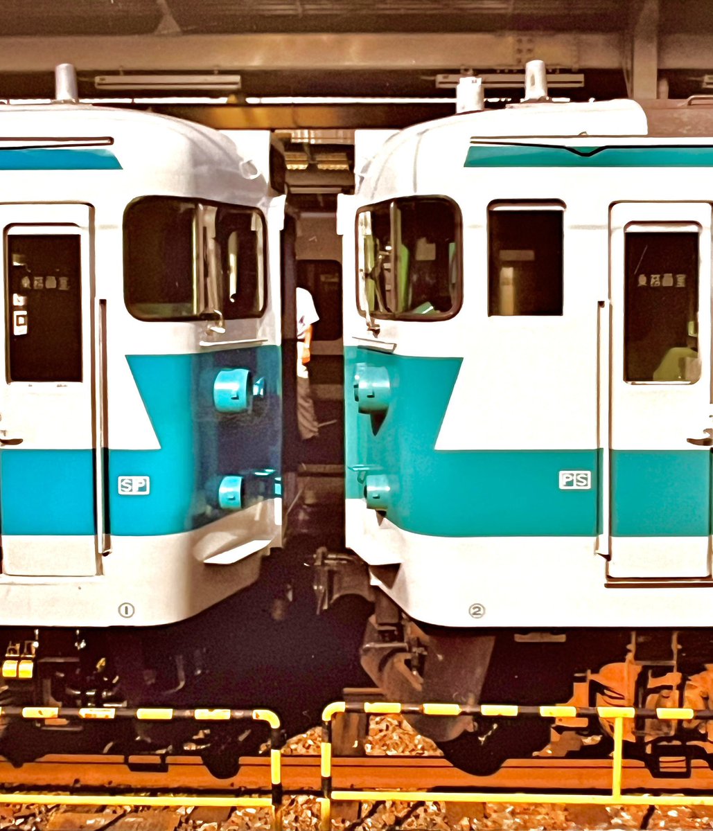 実車に汎用の青22号帯を塗ってしまった編成(網干総合車両所本所で湘南色を塗り替えた際に発生・数ヶ月後に吹田工場で正規の帯色に塗り直し実施)はこんな感じ。

3枚目は左側が当該。右側が本来の特青22号帯色を塗っている編成。
