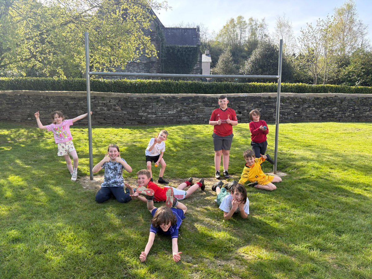 cpdybalafitc's tweet photo. Ysgol Dyffryn Dulas Corris 

Great to be back for our after school football session yesterday in Corris

A brilliant session with both boys and girls bringing loads of energy, big smiles, and fantastic teamwork! It’s great to see everyone supporting each other #bala @stefish11 https://t.co/JYK2MarnnY