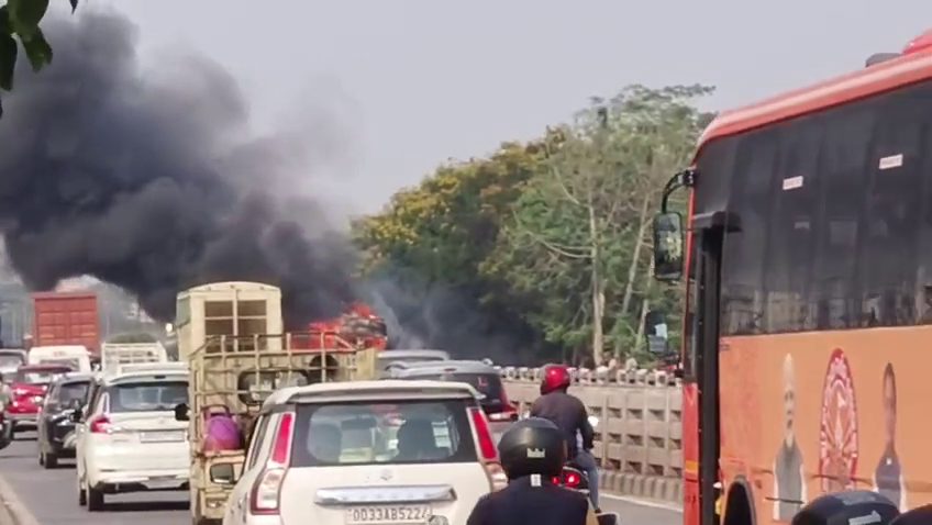 otvnews's tweet image. #Bhubaneswar | Truck Catches Fire on Palasuni Overbridge 

A truck was engulfed in flames on the national highway. The driver and helper had a narrow escape. The cause of the fire remains unclear. Fire services brought the situation under control.

#Bhubaneswar #Odisha