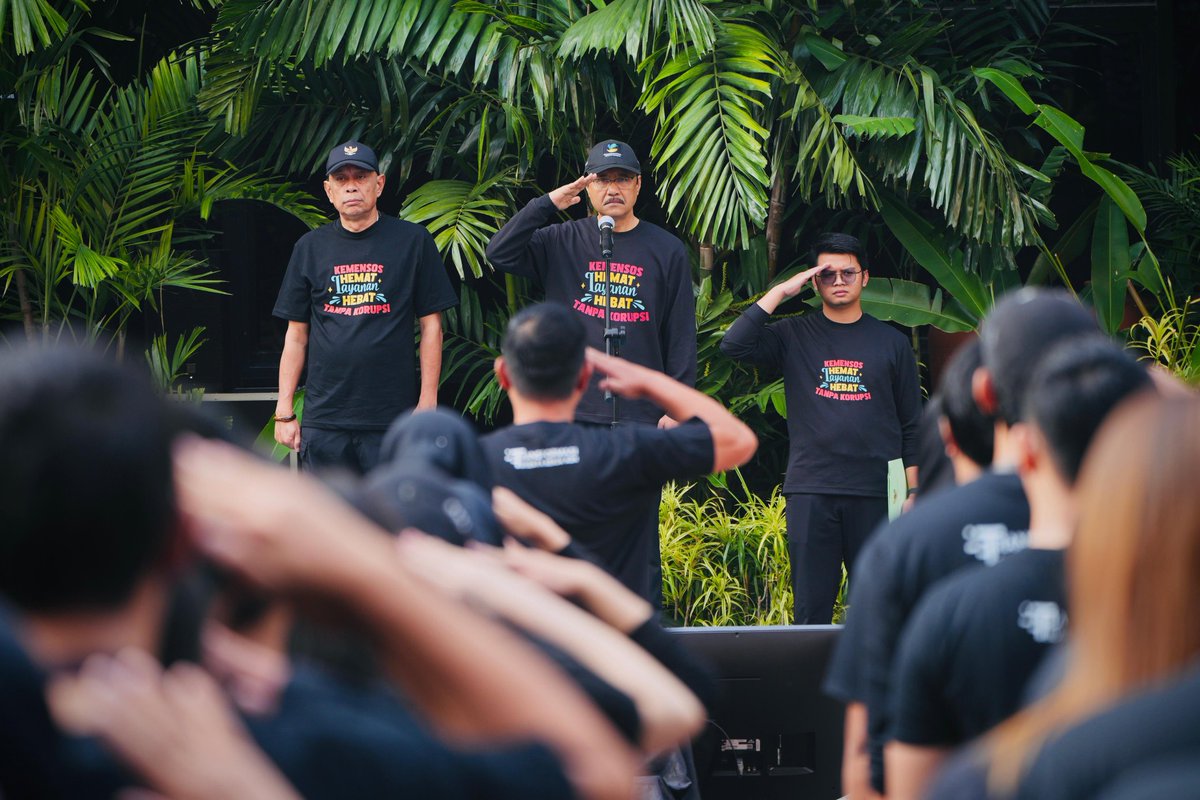 KemensosRI's tweet photo. Menteri Sosial Saifullah Yusuf didampingi Wakil Menteri Sosial Agus Jabo Priyono menyampaikan 7 arahan strategis dalam Apel Pembinaan ASN Kemensos di Jakarta (22/4). Arahan ini bertujuan memperkuat disiplin, efisiensi, integritas, serta pelayanan publik di lingkungan kementerian. https://t.co/MfobER0RHR