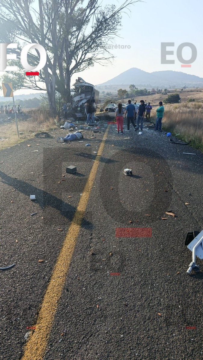 expresoqro's tweet image. #Querétaro || Accidente en La Muralla rumbo al Municipio de Amealco; un autobús de pasajeros se impactó de frente contra un árbol, al momento se desconoce el número de lesionados o si hay víctimas mortales.
Seguiremos informando….