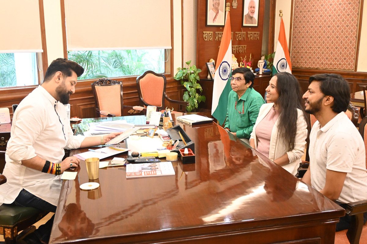 LJP4India's tweet photo. आज नई दिल्ली के पंचशील भवन में श्री विनीत कुमार कसाना जी ने राष्ट्रीय अध्यक्ष सह केंद्रीय मंत्री आदरणीय श्री @iChiragPaswan जी से मुलाकात की। https://t.co/GfT71iS3nb