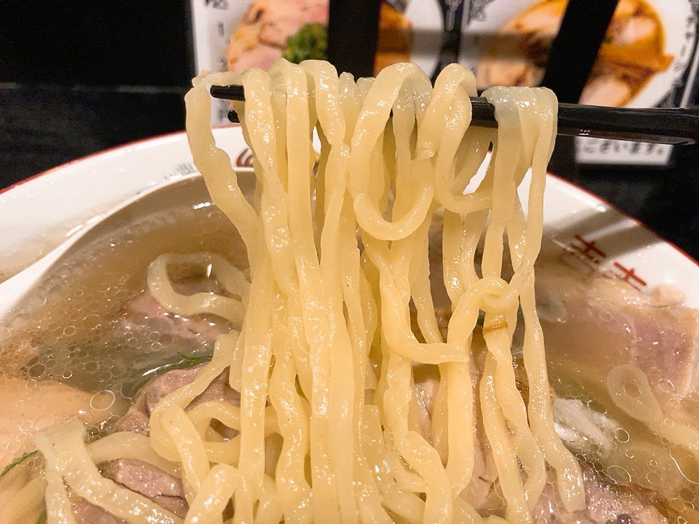 maveric4862's tweet photo. #仙台市 太白区長町の「#ラーメン角屋(かどや)」で麺活🍜
写真は『#東京ちゃん系肉中華(1,200円)』
麺は、プリプリの平打ち多加水麺😋
スープは、昔懐かし的なホッコリ味で豚の旨み感じる清湯スープ😁
スープの飲みやすさに気づけば一滴も残ってないゼィ(๑•̀ㅂ•́)و⭐︎
#宮城ラーメン #仙台ラーメン https://t.co/7t9HuYfBXd