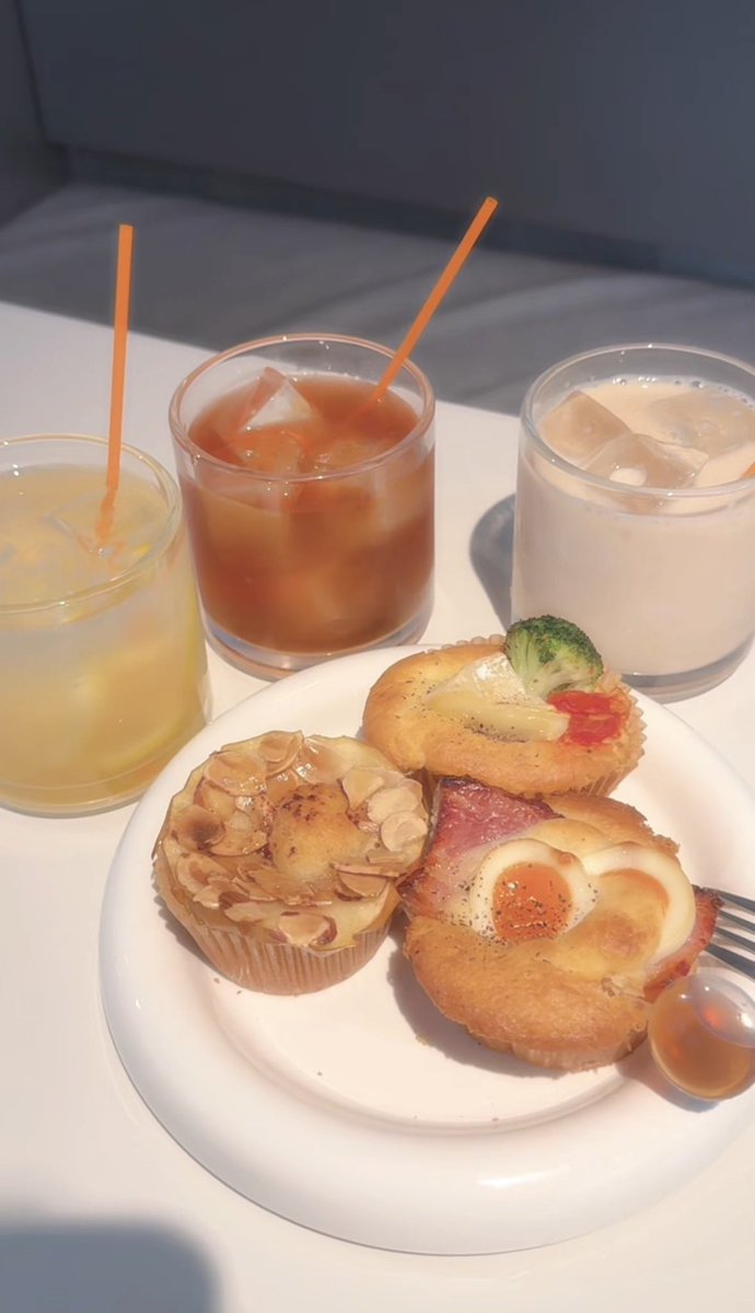 ren_koizumi's tweet image. マフィンと一緒に
お花も買えるお店が可愛すぎた🧁🌼  
ついお花までお迎えしちゃった…🤍

🍎厚切りりんごと塩キャラメル
→程よい塩味とりんごの甘味が美味しい！

小麦控えたい人にも嬉しい米粉マフィン🧁
体にやさしい素材なのもポイント！

PR @muf_togoshi
#カフェ